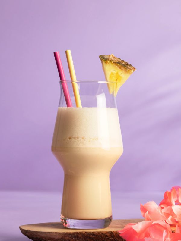 Batido cremoso con piña y pajillas de colores.