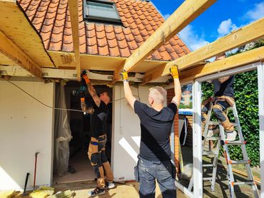 Tømrere fra Fugmann Byg i gang med opbygning af overdækket terrasse ved privat bolig i Aalborg.