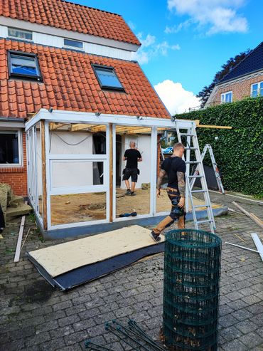Fugmann Byg opfører en ny overdækket terrasse i træ ved privat bolig i Aalborg.