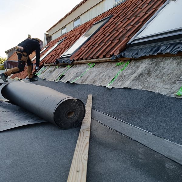 Professionel montering af tagpap på skråt tag – solid løsning under tagrenovering