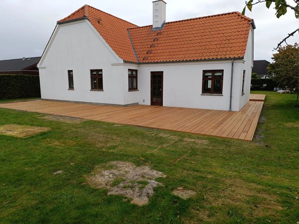 Nybygget træterrasse ved klassisk dansk hus – skaber en flot overgang mellem hjem og have