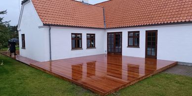 Ny træterrasse opført i oliebehandlet træ ved klassisk dansk villa