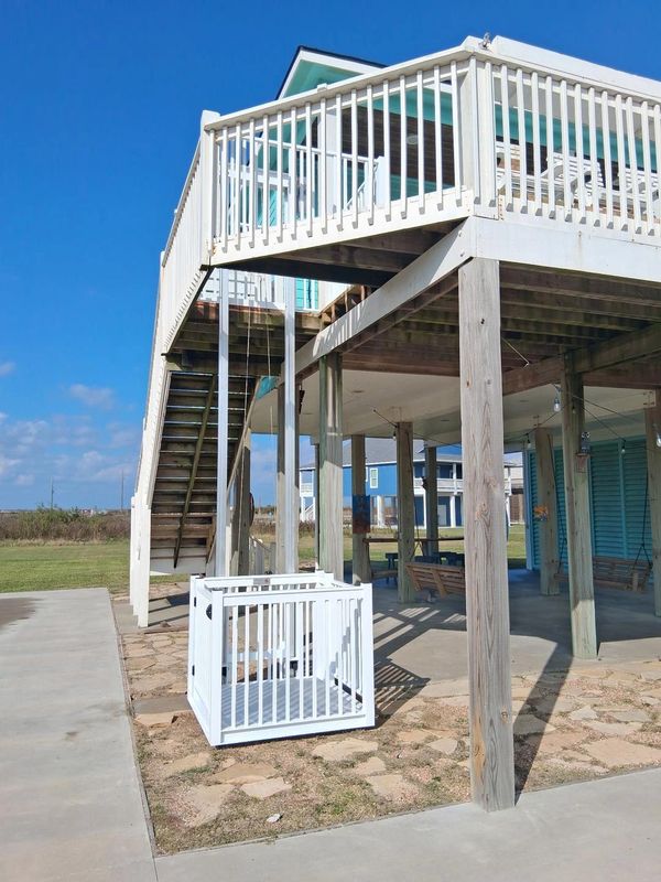 Match the look of your home and deck with our powder coating options on freight and cargo lifts.