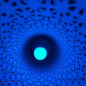 Luz azul a través de un patrón perforado.