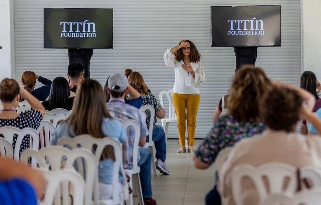 Dr. Pacheco Bou ofrece la técnica de liberación de estrés emocional (LEE) a un grupo de líderes.