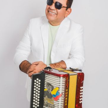 Hombre sonriente con gafas oscuras y acordeón.
