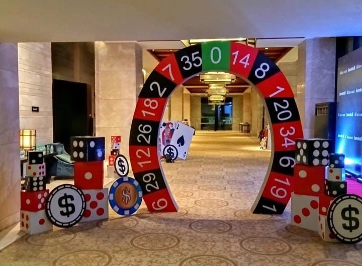 40 Pieces Casino Theme Party Decoration, Game Night Poker Card Latex Balloon Red Black Happy Birthday Carnival Balloon for Las Vegas Casino Night