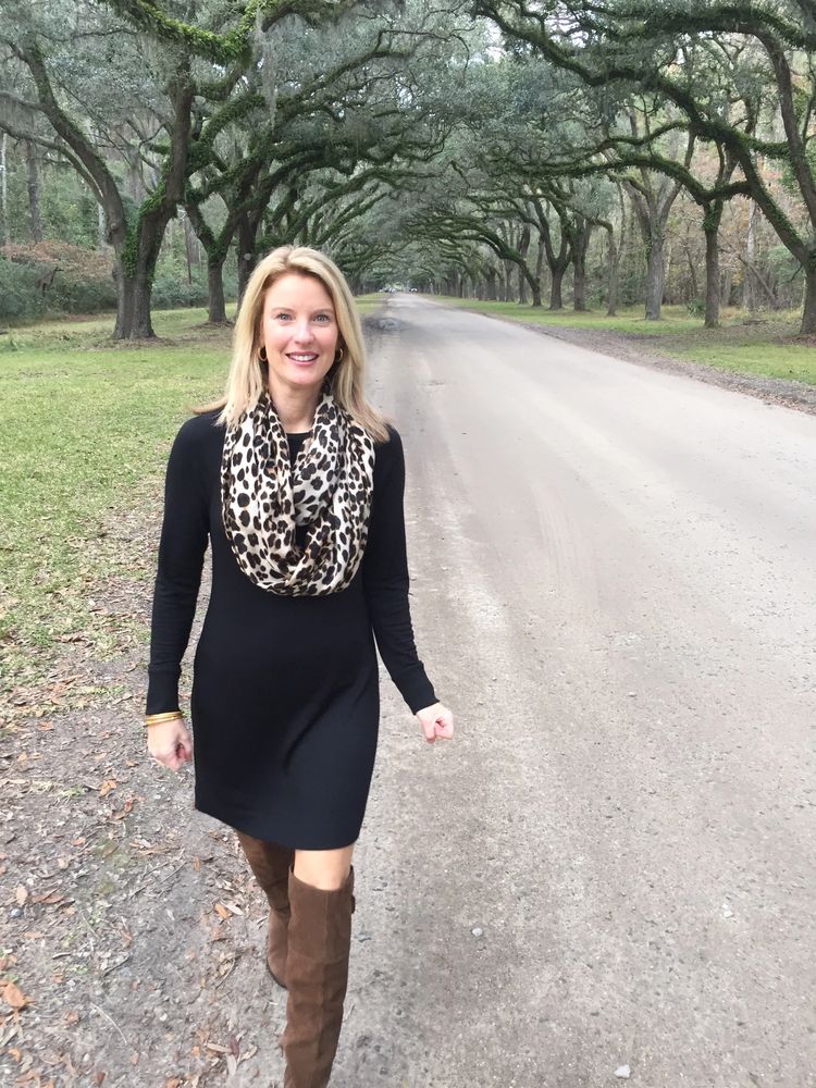 Hostess City Chic features a Charleston born gal transplanted to Savannah. She shares love for style