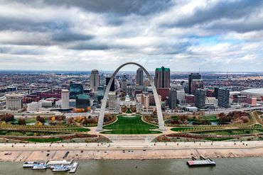 St Louis - the Millennium Hotel is the white tower to the left of the Arch overlooking Busch Stadium