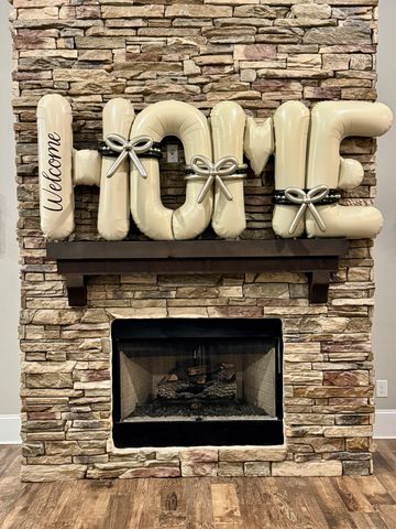 Custom Welcome Home balloon designs made for realtors—perfect for celebrating clients on closing day