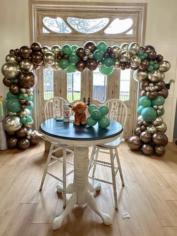 Square balloon arch—perfect for framing tables, entrances, or photos with a clean, bold look.
