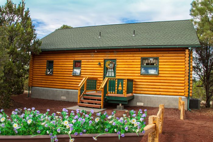Ravenwood Cabin - A 5-Star log cabin vacation rental near the Grand Canyon and Bearizona Williams AZ