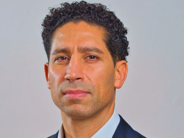 Professional Linkedin Portraits, headshots West London Photographer Flash Spacey photography 