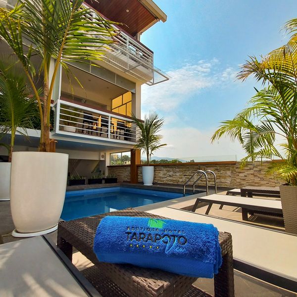 Terraza y piscina.