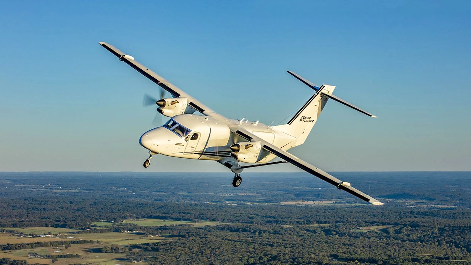 Avión sobrevolando paisaje