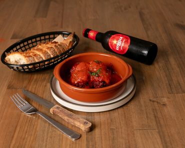 Spanish Meatballs - 4x beef and vegetable meatballs, served in a fiery sauce with bread. Ft Estrella beer.