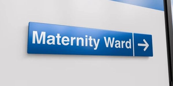 Sign indicating direction to maternity ward.