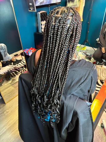 Medium Knotless braids