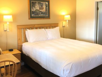 Single Queen Bed Room - Cold Creek Inn