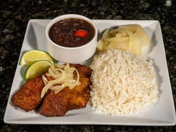 Crispy fried tilapia with golden skin and tender meat inside, full of flavor in every bite.