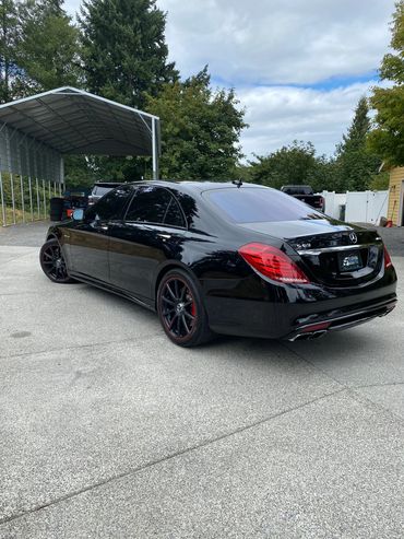 A black car, view from the back, side