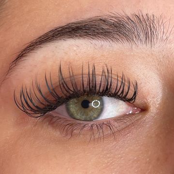A wet mascara set of eyelash extensions