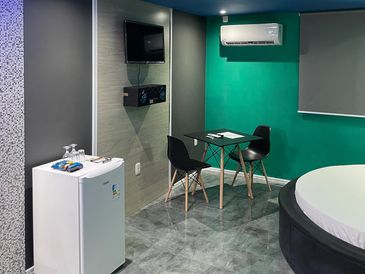 quarto simples com uma cama redonda