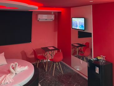 quarto simples com uma cama redonda