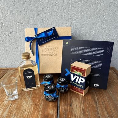 Caixa parda com laço azul, cachaça premium, doce de leite e goiabada