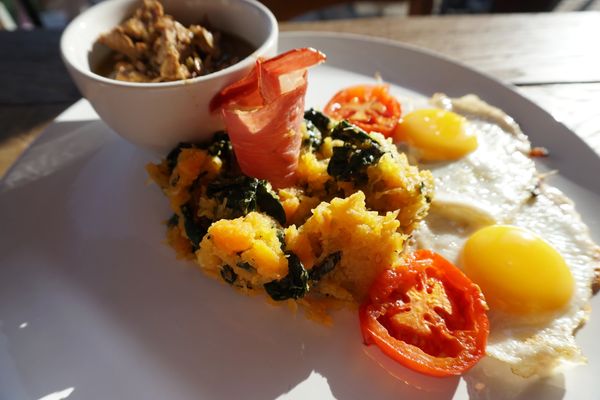Afrikanisches Frühstück mit Ei, Gemüse und Fleisch.