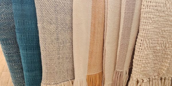 Prendas de lana con variedad de colores, hilados y grosores. Chales, Ruanas, mantas para sillones. 