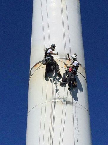 ropwind iple erişim firması rüzgar türbin kulelerinde bakım ve onarım işlemleri yapıyor