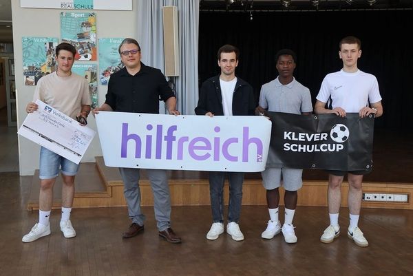 Spendenübergabe mit Schülern der Karl Kisters Realschule und Steffen Thewis von hilfreich e.V.