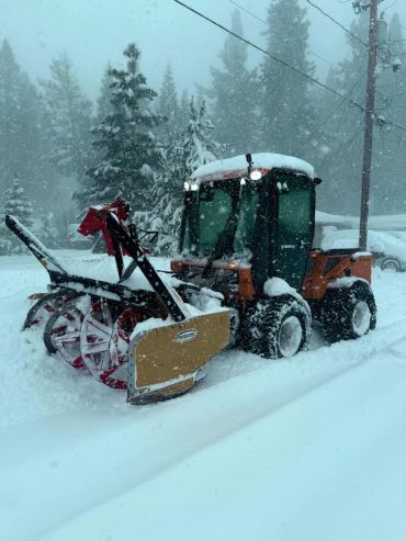 Tractor quitanieves en medio de una nevada intensa.