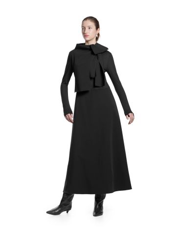 Robe noire longue et élégante avec booties.