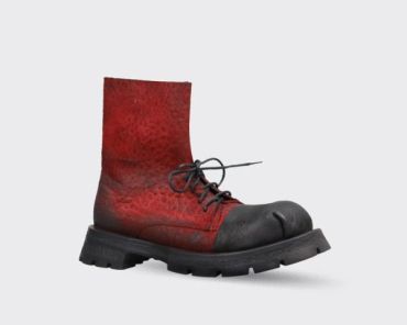 Botte rouge et noire avec un design unique.