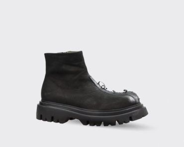 Botte noire avec semelle épaisse et chaine décorative.