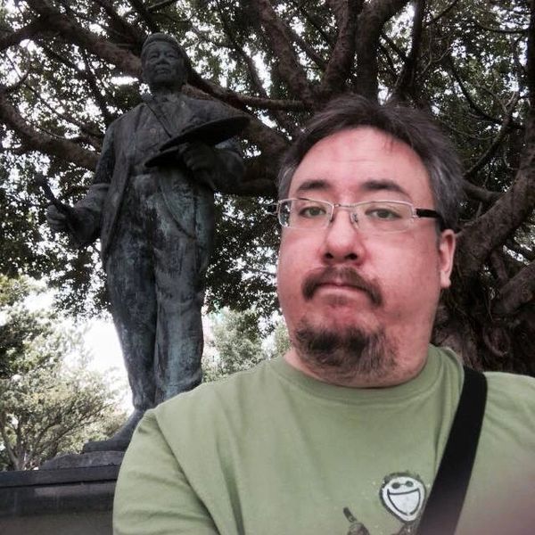 Christopher K. Young/楊啟明 before a statue of his grandfather Yang San Lang/楊三郎 at 永和仁愛公園/Renai Park