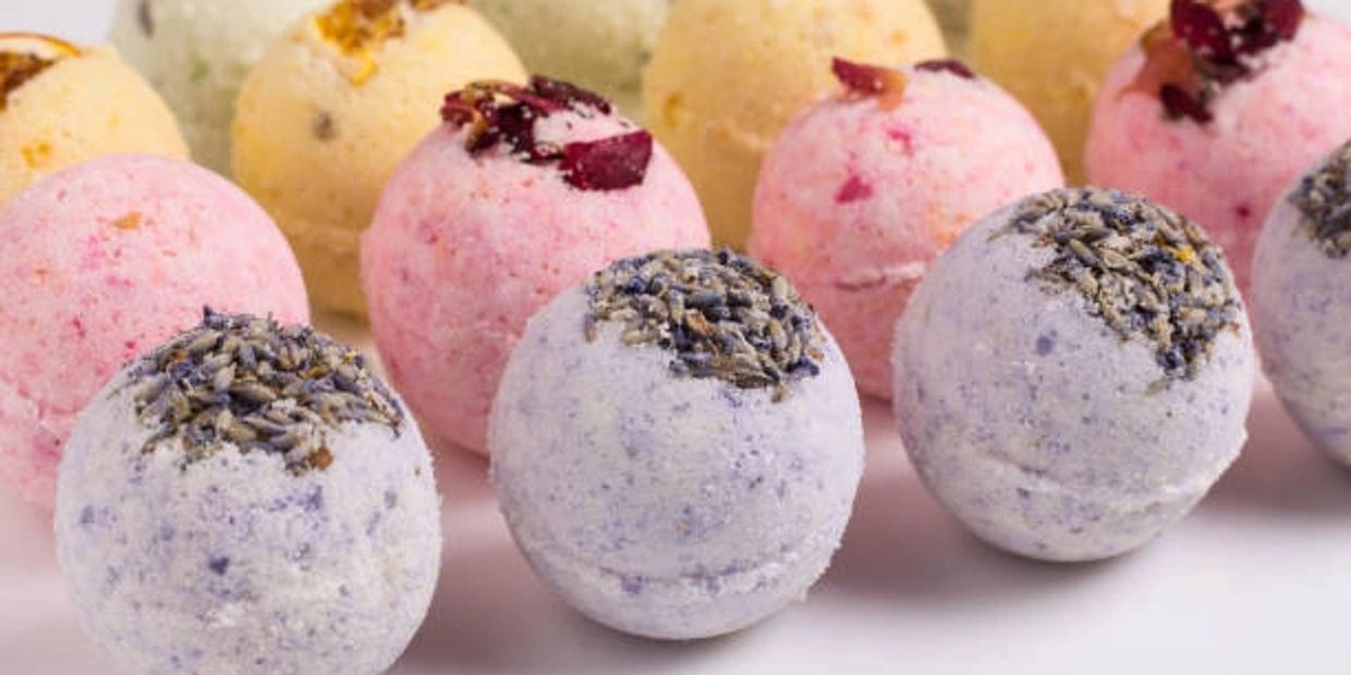 Plusieurs bombes de bain aux couleurs pastellent.