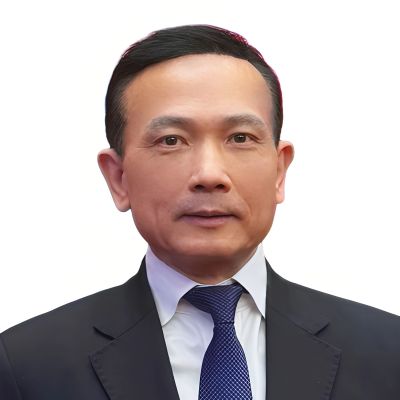 穿着西装的中年男子肖像。