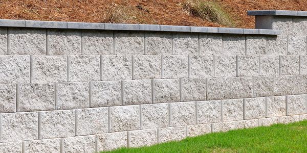 Retaining wall with caps 