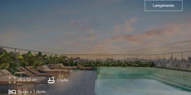 Piscina com vista para a cidade ao pôr do sol.