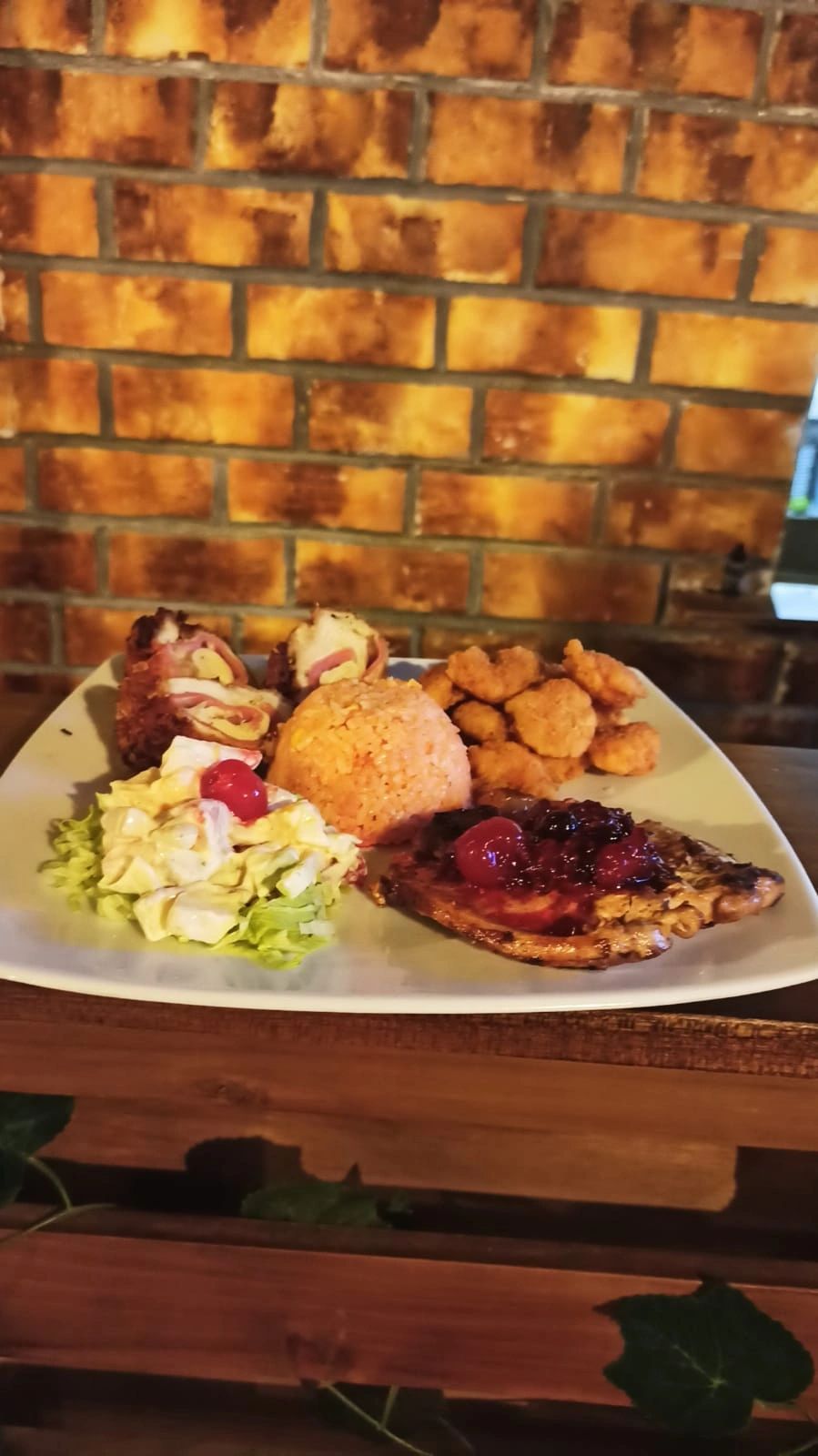 Siempre les damos el gusto, plato con tres tipos de proteínas (cordón bleu, lomo dulce, camarones) 