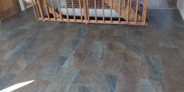 Click-lock vinyl tile 