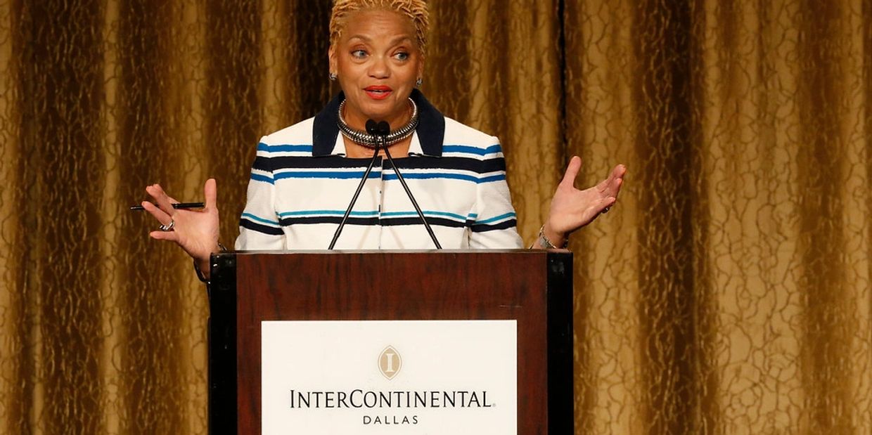 A woman given a speech on the stage