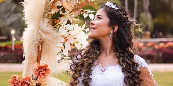 Noiva em arco de flores