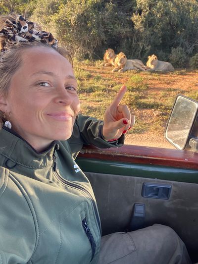 Votre guide Morgane proche d'une coalition de jeunes lions mâles