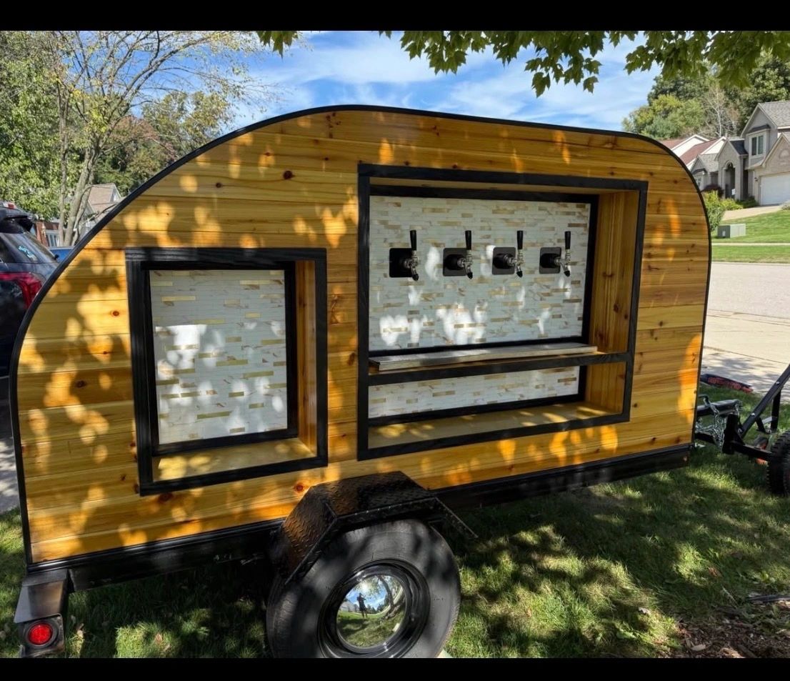 Small wooden trailer with five beer taps for mobile beverage service. It is able to serve soft drinks, cold brew
