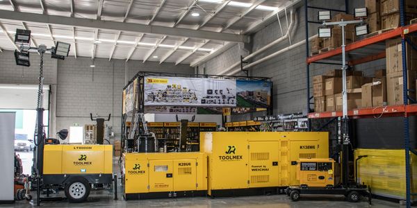 Equipo de maquinaria amarilla en un almacén industrial.