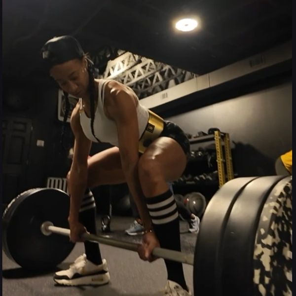 STRONG WOMEN IN THE GYM LIFTING